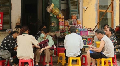 Bà bán trà đá đầu phố kiếm được 300.000 đồng/ngày, có phải nộp thuế không?